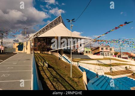 Cappella di São Pedro, bandiere colorate e decorate, nel quartiere madre Deus, São Luís, Maranhão, nord-est del Brasile, Sud America. Foto Stock