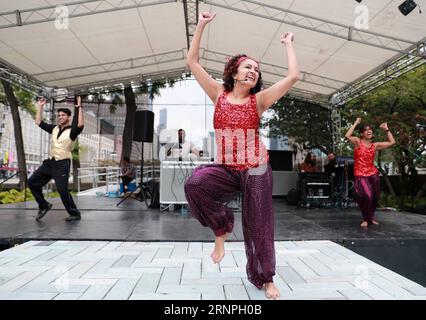 (170828) -- CHICAGO, agosto 28, 2017 -- un ballerino indiano americano insegna la danza Bollywood al Grant Park di Chicago, negli Stati Uniti, il 27 agosto 2017. Il 21° Chicago Summer Dance annuale, che offre ingresso gratuito e palco per le persone per imparare diversi tipi di danza, si tiene dal 23 giugno al 10 settembre quest'anno a Grant Park. Gli insegnanti di danza della comunità indiana hanno presentato la danza di Bollywood in stile indiano al Grant Park la domenica. ) U.S.-CHICAGO-SUMMER DANCE-BOLLYWOOD WangxPing PUBLICATIONxNOTxINxCHN Chicago Aug 28 2017 to Indian American Dancer insegna Bollywood Dance AL Grant Park di Chicago Foto Stock