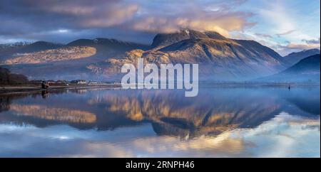 Vista sul Loch Linnhe fino a Ben Nevis da Corpach, vicino a Fort William, Highlands, Scozia, Regno Unito Foto Stock