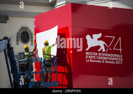 Bilder des Tages (170829) -- VENEZIA, 29 agosto 2017 -- i membri dello staff completano l'allestimento all'esterno del Palazzo del Cinema prima dell'inizio della 74a Mostra Internazionale d'Arte cinematografica di Venezia, Italia, il 29 agosto 2017. Il 74° Festival del Cinema di Venezia avrà inizio a Lido di Venezia il 30 agosto e si svolgerà fino al 9 settembre. ) (zw) ITALY-VENICE-FILM FESTIVAL JinxYu PUBLICATIONxNOTxINxCHN Images the Day Venice Aug 29 2017 i membri dello staff completano l'allestimento fuori dal Palazzo del Cinema prima dell'inizio della 74a Mostra Internazionale d'Arte cinematografica di Venezia IL 29 2017 agosto la 74a Mostra del Cinema di Venezia Foto Stock