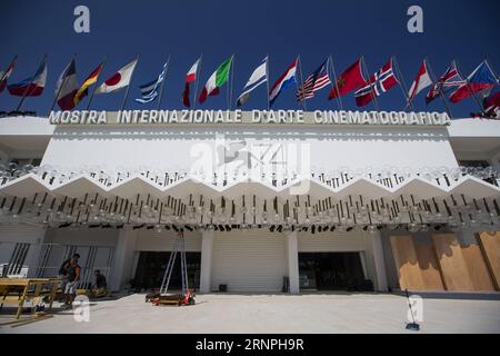 (170829) -- VENEZIA, 29 agosto 2017 -- i membri dello staff lavorano prima dell'inizio della 74a Mostra Internazionale d'Arte cinematografica di Venezia, Italia, il 29 agosto 2017. Il 74° Festival del Cinema di Venezia avrà inizio a Lido di Venezia il 30 agosto e si svolgerà fino al 9 settembre. ) (zw) ITALY-VENICE-FILM FESTIVAL JinxYu PUBLICATIONxNOTxINxCHN Venice Aug 29 2017 i membri dello staff lavorano prima dell'inizio della 74a Mostra Internazionale d'Arte cinematografica di Venezia a Venezia IL 29 2017 agosto la 74a Mostra d'Arte cinematografica di Venezia prenderà il via al Lido di Venezia IL 30 agosto e durerà fino al 9 settembre ZW Italy Venice Film Festival JinxYu PUBLICATIONxNO Foto Stock