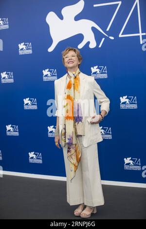 (170830) -- VENEZIA, 30 agosto 2017 -- Presidente della giuria della 74a edizione della Mostra d'Arte cinematografica di Venezia Annette Bening posa alla photocall della giuria durante la 74a Mostra d'Arte cinematografica di Venezia, Italia, il 30 agosto 2017. Mercoledì è iniziata la 74esima edizione della Mostra del Cinema di Venezia. ) (Djj) ITALY-VENICE-FILM FESTIVAL-JURY-PHOTOCALL JinxYu PUBLICATIONxNOTxINxCHN Venice Aug 30 2017 Presidente della giuria della 74a Edizione della Mostra del Cinema di Venezia Annette Bening posa al Photo Call della giuria durante la 74a Mostra del Cinema di Venezia IL 30 2017 agosto la 74a Edizione della Foto Stock