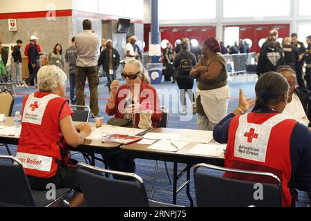 (170830) -- HOUSTON, agosto 30, 2017 -- i membri della Croce Rossa aiutano le persone a registrarsi al George Brown Convention Center che è stato aperto come rifugio a Houston, Texas, Stati Uniti, il 30 agosto 2017. La Croce Rossa americana stima che più di 17.000 texani hanno trascorso lunedì notte in 45 rifugi aperti in tutto lo stato, tra cui circa 9.000 persone al George Brown Convention Center del centro di Houston. U.S.-HOUSTON-FLOOD-SHELTER SongxQiong PUBLICATIONxNOTxINxCHN Houston agosto 30 2017 i membri della Croce Rossa aiutano le celebrità a registrarsi AL George Brown Convention Center che è stato aperto come un Foto Stock