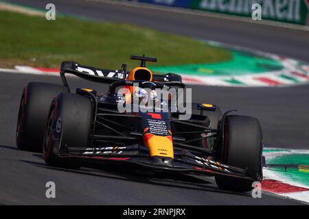 Max Verstappen olandese alla guida della (1) Oracle Red Bull Racing RB19 durante il Gran Premio d'Italia di Formula 1 Pirelli 2023 il 2 settembre 2023 a Monza, Italia. Crediti: Luca Rossini/e-Mage/Alamy Live News Foto Stock