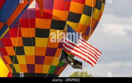 Primo piano delle mongolfiere battenti bandiera americana e bandiera POW-mia Foto Stock