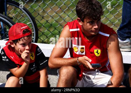 Monza, Italia. 2 settembre 2023. Atmosfera del circuito - fan della Ferrari. Campionato del mondo di Formula 1, Gran Premio d'Italia, Rd 15, sabato 2 settembre 2023. Monza Italia. Crediti: James Moy/Alamy Live News Foto Stock