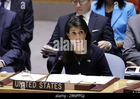 (170904) -- NAZIONI UNITE, 4 settembre 2017 -- l'ambasciatore degli Stati Uniti alle Nazioni Unite Nikki Haley (fronte) si rivolge a una riunione d'emergenza del Consiglio di sicurezza delle Nazioni Unite sul test nucleare della Repubblica Popolare Democratica di Corea (RPDC) presso la sede delle Nazioni Unite a New York, il 4 settembre 2017. Diversi membri del Consiglio di sicurezza delle Nazioni Unite hanno chiesto una ferma reazione all'ultimo test nucleare da parte della Repubblica Popolare Democratica di Corea (RPDC). TEST NUCLEARE DEL CONSIGLIO DI SICUREZZA delle Nazioni Unite-RPDC LixMuzi PUBLICATIONxNOTxINxCHN Nazioni Unite 4 settembre 2017 Ambasciatore degli Stati Uniti presso le Nazioni Unite Nikki Haley Front addres Foto Stock