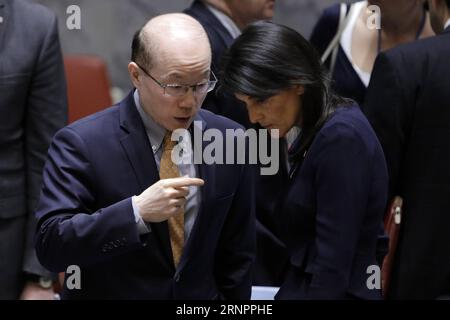 (170904) -- NAZIONI UNITE, 4 settembre 2017 -- Liu Jieyi (L), rappresentante permanente della Cina presso le Nazioni Unite, colloqui con l'ambasciatore degli Stati Uniti alle Nazioni Unite Nikki Haley dopo una riunione di emergenza del Consiglio di sicurezza delle Nazioni Unite sul test nucleare della Repubblica Popolare Democratica di Corea (RPDC) presso la sede delle Nazioni Unite a New York, il 4 settembre 2017. Diversi membri del Consiglio di sicurezza delle Nazioni Unite hanno chiesto una ferma reazione all'ultimo test nucleare da parte della Repubblica Popolare Democratica di Corea (RPDC). TEST NUCLEARE DEL CONSIGLIO DI SICUREZZA delle Nazioni Unite-RPDC LixMuzi PUBLICATIONxNOTxINxCHN Nazioni Unite Sep Foto Stock