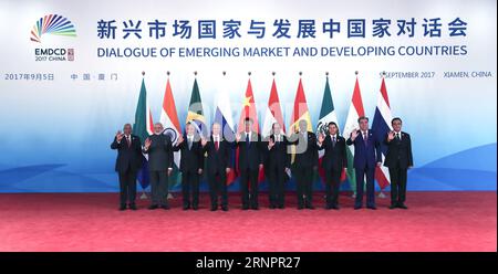 (170905) -- XIAMEN, 5 settembre 2017 -- il presidente cinese Xi Jinping (5° L), il presidente brasiliano Michel Temer (3° L), il presidente russo Vladimir Putin (4° L), il primo ministro indiano Narendra modi (2° L), il presidente sudafricano Jacob Zuma (1° L), il presidente egiziano Abdel-Fattah al-Sisi (5° R), il presidente guineano Alpha Conde (4a R), il presidente messicano Enrique pena Nieto (3a R), il presidente del Tagikistan Emomali Rahmon (2a R) e il primo ministro thailandese Prayut Chan-o-cha posano per una foto prima del dialogo dei mercati emergenti e dei paesi in via di sviluppo a Xiamen, provincia del Fujian della Cina sudorientale, settembre Foto Stock