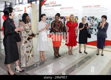 (170905) -- XIAMEN, 5 settembre 2017 -- Peng Liyuan, moglie del presidente cinese Xi Jinping, invita le mogli dei capi delle delegazioni che partecipano al nono vertice BRICS e al dialogo dei mercati emergenti e dei paesi in via di sviluppo a un'attività di sostegno sul controllo dell'HIV/AIDS presso l'Università Xiamen di Xiamen, provincia del Fujian nel sud-est della Cina, 5 settembre 2017. ) (zhs) (VERTICE DI XIAMEN)CHINA-XIAMEN-PENG LIYUAN-ADVOCACY ACTIVITY-HIV/AIDS CONTROL (CN) DingxLin PUBLICATIONxNOTxINxCHN Xiamen 5 settembre 2017 Peng Liyuan moglie del presidente cinese Xi Jinping invita LE MOGLI dei capi delle delegazioni alla Nona BRICS Foto Stock