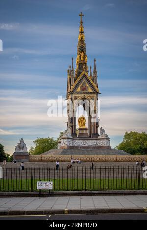 Londra, Regno Unito: L'Albert Memorial a Kensington Gardens in memoria del principe Alberto, marito della regina Vittoria. Vista sud da Kensington Gore. Foto Stock