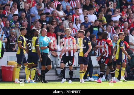 2 settembre 2023; Gtech Community Stadium, Brentford, Londra, Inghilterra; Premier League Football, Brentford contro Bournemouth; l'arbitro Robert Madley dà il gol di Mathias Jensen del Brentford per il 1-0 al 7° minuto Foto Stock