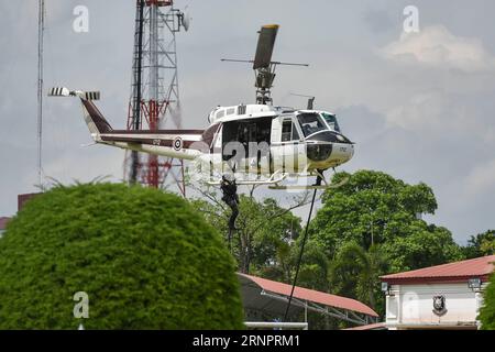 (170906) -- NAKHON PATHOM, 6 settembre 2017 -- gli agenti delle forze dell'ordine scendono da un elicottero durante il T-SAFE 2017 Joint Tactical Training on Critical Accidents for Narcotics Law Enforcement Officers tenuto presso la Royal Police Cadet Academy nella provincia di Nakhon Pathom, 6 settembre 2017. La formazione congiunta è organizzata dall'Ufficio Tailandese del Narcotics Control Board (ONCB) per migliorare le tattiche e le competenze degli agenti di polizia in vari scenari antidroga. ) (Whw) THAILAND-DRUG-CONTROL-TRAINING LixMangmang PUBLICATIONxNOTxINxCHN Nakhon Pathom 6 settembre 2017 forze dell'ordine o Foto Stock