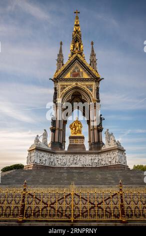 Londra, Regno Unito: L'Albert Memorial a Kensington Gardens in memoria del principe Alberto, marito della regina Vittoria. Vista sud con ringhiere decorative. Foto Stock