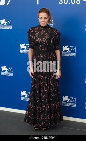 (170907) -- VENEZIA, 7 settembre 2017 -- l'attrice Claudia Gerini posa durante una photocall per il film Ammore e malavita alla 74° Mostra del Cinema di Venezia, 6 settembre 2017. )(zcc) ITALY-VENICE-FILM FESTIVAL- AMMORE e MALAVITA -PHOTOCALL JinxYu PUBLICATIONxNOTxINxCHN Venezia 7 settembre 2017 l'attrice Claudia Gerini posa durante un Photo call per il Movie e Malavita ALLA 74esima Mostra del Cinema di Venezia 6 settembre 2017 ZCC Italy Venice Film Festival e Malavita Photo call JinxYu PUBLTIONXNOTxINCHN Foto Stock