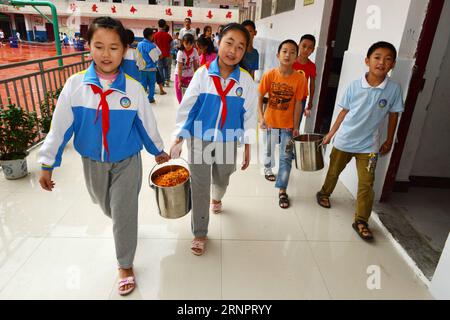 (170907) -- QIANDONGNAN, 7 settembre 2017 -- i bambini pranzano gratuitamente presso la scuola primaria n. 4 nella contea di Jianhe di Miao e nella prefettura autonoma di Dong di Qiandongnan, nella provincia di Guizhou nella Cina sud-occidentale, 6 settembre 2017. Il progetto di pranzo gratuito ha migliorato le diete degli studenti rurali a Guizhou dal 2012. I pranzi nutrienti aiutarono ad affrontare la malnutrizione tra gli studenti in zone remote e povere. ) (Ry) CINA-GUIZHOU-FREE LUNCH-RURAL CHILDREN (CN) YangxWenbin PUBLICATIONxNOTxINxCHN Qiandongnan 7 settembre 2017 i bambini pranzano gratuitamente PRESSO la scuola primaria n. 4 nella contea di Jianhe di Miao e Dong Autonomous P. Foto Stock