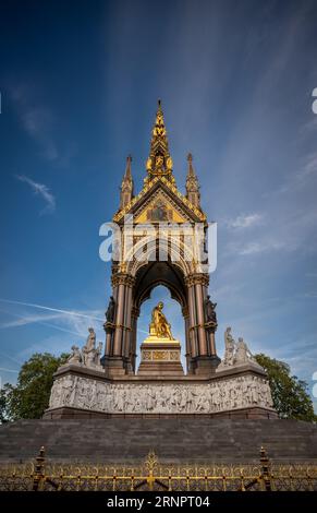 Londra, Regno Unito: L'Albert Memorial a Kensington Gardens in memoria del principe Alberto, marito della regina Vittoria. Vista ovest con ringhiere decorative. Foto Stock