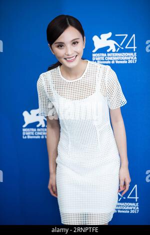 (170907) -- VENEZIA, 7 settembre 2017 -- l'attrice Peng Jing posa durante una photocall per il film Angels Wear White alla 74° Mostra del Cinema di Venezia, 7 settembre 2017. ) (hy) ITALY-VENICE-FILM FESTIVAL- ANGELS WEARS WHITE -PHOTOCALL JinxYu PUBLICATIONxNOTxINxCHN Foto Stock