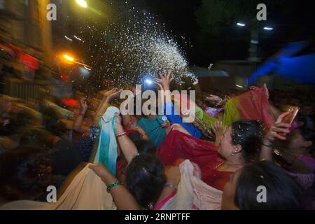 (170907) -- KATHMANDU, 7 settembre 2017 -- le donne e le ragazze nepalesi ricevono la benedizione da Shwet Bhairav (dio della protezione) il quinto giorno del Festival Indra Jatra a Kathmandu il 7 settembre 2017. I nepalesi celebrano la festa di Indrajatra per adorare Indra , il re degli dei secondo il mito indù.) (srb) NEPAL-KATHMANDU-FESTIVAL-INDRAJATRA pratapxthapa PUBLICATIONxNOTxINxCHN Foto Stock