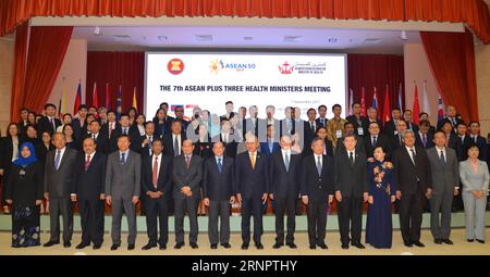 (170907) -- BANDAR SERI BEGAWAN, 7 settembre 2017 -- alti funzionari che partecipano al 7° incontro dei ministri della salute ASEAN+3 (Cina, Giappone, Repubblica di Corea) si riuniscono per una foto di gruppo a Bandar seri Begawan, capitale del Brunei il 7 settembre 2017. La Cina ha promesso di rafforzare la cooperazione pragmatica nel settore sanitario con l'Associazione delle Nazioni del Sud-Est Asiatico (ASEAN). L'impegno è stato fatto durante il 6° ASEAN-Cina e il 7° ASEAN+3 (Cina, Giappone, Repubblica di Corea) riunioni dei ministri della salute tenutesi qui giovedì. BRUNEI-BANDAR SERI BEGAWAN-CINA-ASEAN-COOPERAZIONE-SETTORE SANITARIO JEFFREYXWON Foto Stock