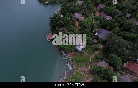 (170908) -- PROVINCIA DI VIENTIANE (LAOS) , 8 settembre 2017 -- foto aerea scattata il 7 settembre 2017 mostra una vista del villaggio di Phou Kao Nang, nella provincia di Vientiane, Laos. Circa 400 residenti vivono nel villaggio di Phou Kao Nang, che si trova su una delle isole del lago Nam Ngum. LAOS-VIENTIANE PROVINCE-VILLAGE-DAILY LIFE MORNGXLUANGKHOT PUBLICATIONXNOTXINXCHN Foto Stock