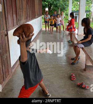 (170908) -- PROVINCIA DI VIENTIANE (LAOS), 8 settembre 2017 -- i bambini locali giocano al villaggio di Phou Kao Nang, nella provincia di Vientiane, Laos, 7 settembre 2017. Circa 400 residenti vivono nel villaggio di Phou Kao Nang, che si trova su una delle isole del lago Nam Ngum. LAOS-VIENTIANE PROVINCIA-VILLAGGIO-VITA QUOTIDIANA LIUXAILUN PUBLICATIONXNOTXINXCHN Foto Stock