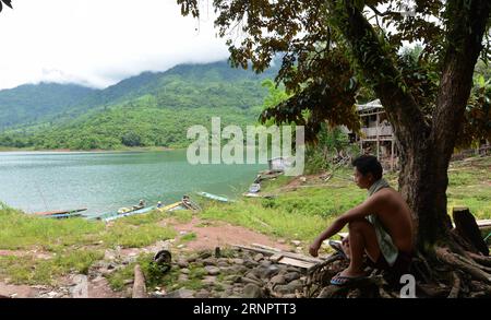 (170908) -- PROVINCIA DI VIENTIANE (LAOS), 8 settembre 2017 -- Un abitante locale si riposa sotto un albero nel villaggio di Phou Kao Nang, nella provincia di Vientiane, Laos, 7 settembre 2017. Circa 400 residenti vivono nel villaggio di Phou Kao Nang che si trova su una delle isole del lago Nam Ngum.) LAOS-VIENTIANE PROVINCIA-VILLAGGIO-VITA QUOTIDIANA LIUXAILUN PUBLICATIONXNOTXINXCHN Foto Stock