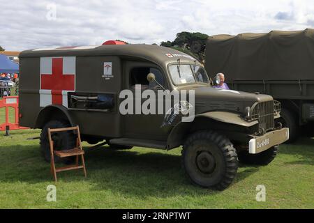 Un'ambulanza US Army Dodge WC-54 in mostra, c1940. Il Gosport Car Rally è organizzato dal Rotary Club locale e si svolge a Stokes Bay il lunedì festivo di agosto. L'evento di quest'anno, che offriva una giornata economica in famiglia, è stato il settantesimo e ha ospitato auto e moto d'epoca, un allevamento di animali domestici, bancarelle, rinfreschi e un'arena che ha fornito varie forme di intrattenimento. Foto Stock