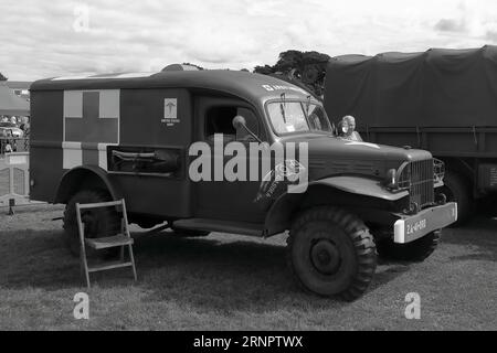 Bianco e nero: Un'ambulanza Dodge WC-54 dell'esercito americano in mostra, c1940. Il Gosport Car Rally è organizzato dal Rotary Club locale e si svolge a Stokes Bay il lunedì festivo di agosto. L'evento di quest'anno, che offriva una giornata economica in famiglia, è stato il settantesimo e ha ospitato auto e moto d'epoca, un allevamento di animali domestici, bancarelle, rinfreschi e un'arena che ha fornito varie forme di intrattenimento. Foto Stock