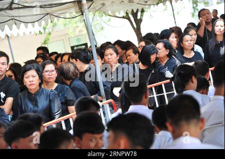 (170908) -- BANGKOK, 8 settembre 2017 -- Well-Wishers si riuniscono per pagare il rispetto del re tailandese Bhumibol Adulyadej a Bangkok, Thailandia, l'8 settembre 2017. Un funerale reale per il defunto re della Thailandia Bhumibol Adulyadej è previsto per la fine di ottobre 2017. ) (zy) THAILAND-BANGKOK-KING-BHUMIBOL-FUNERALE-PREPARAZIONE RachenxSageamsak PUBLICATIONxNOTxINxCHN Foto Stock