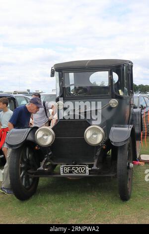 Cadillac Model 30 del XX secolo in mostra. Il Gosport Car Rally è organizzato dal Rotary Club locale e si svolge a Stokes Bay il lunedì festivo di agosto. L'evento di quest'anno, che offriva una giornata economica in famiglia, è stato il settantesimo e ha ospitato auto e moto d'epoca, un allevamento di animali domestici, bancarelle, rinfreschi e un'arena che ha fornito varie forme di intrattenimento. Foto Stock