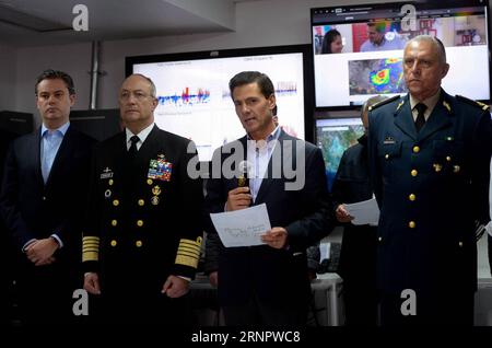 Präsident pena Nieto besucht das Erdbebengebiet a Mexiko (170909) -- CITTÀ DEL MESSICO, 9 settembre 2017 -- foto fornita dalla presidenza del Messico mostra il presidente messicano Enrique pena Nieto (2° R) che parla dopo un terremoto al Centro Nazionale di prevenzione dei disastri di città del Messico, capitale del Messico, 8 settembre 2017. Il terremoto di magnitudo 8,2 che scossa il Messico giovedì sera ha lasciato almeno 58 morti, ha detto venerdì il servizio nazionale del Messico per il terremoto. Presidenza del Messico) (jg) (fnc) (da) MESSICO-TERREMOTO-POST-CHIMICA e MEXICANxPRESIDENCY PUBLICATIONxNOTxINxCHN Foto Stock