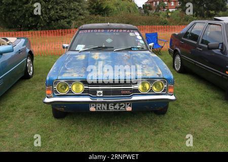 Ford Cortina blu 1971 in mostra. Il Gosport Car Rally è organizzato dal Rotary Club locale e si svolge a Stokes Bay il lunedì festivo di agosto. L'evento di quest'anno, che offriva una giornata economica in famiglia, è stato il settantesimo e ha ospitato auto e moto d'epoca, un allevamento di animali domestici, bancarelle, rinfreschi e un'arena che ha fornito varie forme di intrattenimento. Foto Stock