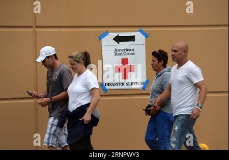 (170910) -- MIAMI, 10 settembre 2017 -- le persone sono viste in un rifugio al Miami-Dade County Fair Expo Center di Miami, mentre l'uragano Irma si avvicina, a Miami, Florida, Stati Uniti, 9 settembre, 2017. circa 5,6 milioni di persone in Florida hanno ricevuto l'ordine di evacuare, mentre 54.000 Floridiani si sono rifugiati in 320 rifugi in tutta la Florida. I precursori si aspettano che l'uragano colpisca la Florida la mattina presto. ) (srb) U.S.-MIAMI-HURRICANE-IRMA-APPROACH YinxBogu PUBLICATIONxNOTxINxCHN Foto Stock