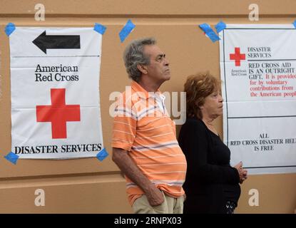 (170910) -- MIAMI, 10 settembre 2017 -- le persone sono viste in un rifugio al Miami-Dade County Fair Expo Center di Miami, mentre l'uragano Irma si avvicina, a Miami, Florida, Stati Uniti, 9 settembre, 2017. circa 5,6 milioni di persone in Florida hanno ricevuto l'ordine di evacuare, mentre 54.000 Floridiani si sono rifugiati in 320 rifugi in tutta la Florida. I precursori si aspettano che l'uragano colpisca la Florida la mattina presto. ) (srb) U.S.-MIAMI-HURRICANE-IRMA-APPROACH YinxBogu PUBLICATIONxNOTxINxCHN Foto Stock