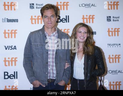 (170910) -- TORONTO, 10 settembre 2017 -- l'attore Michael Shannon (L) e Kate Arrington assistono alla premiere del film The Current War al Princess of Wales Theatre durante il Toronto International Film Festival 2017 a Toronto, Canada, 9 settembre 2017. ) CANADA-TORONTO-FILM FESTIVAL-THE CURRENT WAR ZOUXZHENG PUBLICATIONXNOTXINXCHN Foto Stock