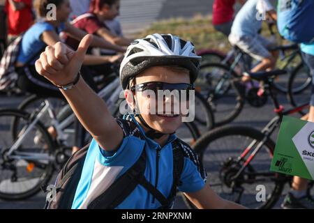 (170911) -- SARAJEVO, 11 settembre 2017 -- Un ragazzo gesti durante il giro di Sarajevo a Sarajevo, Bosnia ed Erzegovina, il 10 settembre 2017. Il 10° giro di Sarajevo, una tradizionale corsa in bicicletta, ha attirato circa 3.000 ciclisti la domenica. (SP)BOSNIA-ERZEGOVINA-SARAJEVO-CYCLING-GIRO DI SARAJEVO HARISXMEMIJA PUBLICATIONXNOTXINXCHN Foto Stock