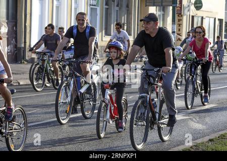 (170911) -- SARAJEVO, 11 settembre 2017 -- partecipanti al giro di Sarajevo ride Bicycles a Sarajevo, Bosnia-Erzegovina, il 10 settembre 2017. Il 10° giro di Sarajevo, una tradizionale corsa in bicicletta, ha attirato circa 3.000 ciclisti la domenica. (SP)BOSNIA-ERZEGOVINA-SARAJEVO-CYCLING-GIRO DI SARAJEVO HARISXMEMIJA PUBLICATIONXNOTXINXCHN Foto Stock