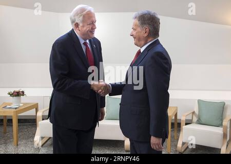 (170911) -- HELSINKI, 11 settembre 2017 -- il presidente finlandese Sauli Niinisto (R) stringe la mano con la visita degli Stati Uniti sotto il segretario di stato Thomas Shannon a Helsinki, Finlandia, 11 settembre 2017. )(yk) FINLAND-HELSINKI-U.S.-POLITICS MattixMatikainen PUBLICATIONxNOTxINxCHN Foto Stock