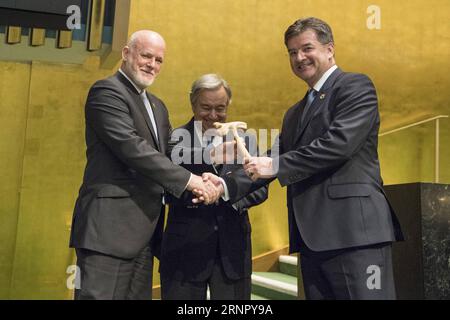 Bilder des Tages (170912) -- NAZIONI UNITE, 12 settembre 2017 -- Peter Thomson (L), presidente della 71a sessione dell'Assemblea generale delle Nazioni Unite, passa il martelletto a Miroslav Lajcak (R), presidente della 72a sessione, mentre il Segretario generale delle Nazioni Unite Antonio Guterres guarda alla sede delle Nazioni Unite a New York l'11 settembre 2017. Il diplomatico slovacco Miroslav Lajcak ha prestato giuramento lunedì come presidente della 72a sessione dell'Assemblea generale delle Nazioni Unite alla chiusura della 71a sessione. ) (yy) PRESIDENTE DELL'ASSEMBLEA GENERALE delle Nazioni Unite GIURAMENTO IN UNxPhoto PUBLICATIONxNOTxINxCHN Foto Stock