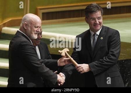 (170912) -- NAZIONI UNITE, 12 settembre 2017 -- Peter Thomson (L), presidente della 71a sessione dell'Assemblea generale delle Nazioni Unite, passa il martelletto a Miroslav Lajcak (R), presidente della 72a sessione, mentre il Segretario generale delle Nazioni Unite Antonio Guterres guarda alla sede delle Nazioni Unite a New York l'11 settembre 2017. Il diplomatico slovacco Miroslav Lajcak ha prestato giuramento lunedì come presidente della 72a sessione dell'Assemblea generale delle Nazioni Unite alla chiusura della 71a sessione. ) (yy) PRESIDENTE DELL'ASSEMBLEA GENERALE delle Nazioni Unite GIURAMENTO IN UNxPhoto PUBLICATIONxNOTxINxCHN Foto Stock