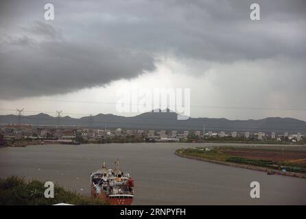 (170912) -- TAIZHOU, 12 settembre 2017 -- foto scattata l'11 settembre 2017 mostra nuvole scure sopra Taizhou, nella provincia dello Zhejiang della Cina orientale. Il Centro Meteorologico Nazionale della Cina ha detto che martedì il tifone Talim si intensificherà fino a raggiungere un super tifone e probabilmente colpirà la costa sud-orientale della Cina giovedì o venerdì. ) (mcg) CHINA-ZHEJIANG-TAIZHOU-TYPHOON TALIM (CN) LiangxMinhui PUBLICATIONxNOTxINxCHN Foto Stock