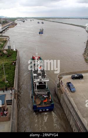 (170912) -- TAIZHOU, 12 settembre 2017 -- le barche salpano verso un canale che resiste ai forti venti nella città di Songmen di Wenling City, nella provincia di Zhejiang nella Cina orientale, 12 settembre 2017. Il Centro Meteorologico Nazionale della Cina ha detto che martedì il tifone Talim si intensificherà fino a raggiungere un super tifone e probabilmente colpirà la costa sud-orientale della Cina giovedì o venerdì. ) (Wyl) CHINA-ZHEJIANG-TYPHOON-BOAT-PREPARATION (CN) JiangxWenhui PUBLICATIONxNOTxINxCHN Foto Stock