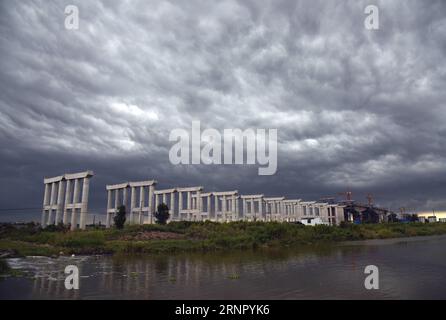 (170912) -- TAIZHOU, 12 settembre 2017 -- foto scattata l'11 settembre 2017 mostra nuvole scure sopra Taizhou, nella provincia dello Zhejiang della Cina orientale. Il Centro Meteorologico Nazionale della Cina ha detto che martedì il tifone Talim si intensificherà fino a raggiungere un super tifone e probabilmente colpirà la costa sud-orientale della Cina giovedì o venerdì. ) (mcg) CHINA-ZHEJIANG-TAIZHOU-TYPHOON TALIM (CN) LiangxMinhui PUBLICATIONxNOTxINxCHN Foto Stock