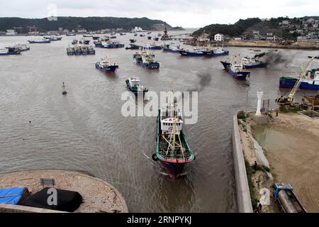 (170912) -- TAIZHOU, 12 settembre 2017 -- le barche navigano verso un canale che resiste a forti venti nella città di Songmen di Wenling City, nella provincia di Zhejiang nella Cina orientale, 12 settembre 2017. Il Centro Meteorologico Nazionale della Cina ha detto che martedì il tifone Talim si intensificherà fino a raggiungere un super tifone e probabilmente colpirà la costa sud-orientale della Cina giovedì o venerdì. ) (Wyl) CHINA-ZHEJIANG-TYPHOON-BOAT-PREPARATION (CN) JiangxWenhui PUBLICATIONxNOTxINxCHN Foto Stock