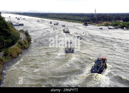 (170912) -- TAIZHOU, 12 settembre 2017 -- i pescherecci si dirigono verso un porto nella città di Jinqing di Taizhou, nella provincia dello Zhejiang nella Cina orientale, 12 settembre 2017. Martedì il Centro meteorologico nazionale cinese (NMC) ha emesso un allarme blu per il tifone Talim, che potrebbe intensificarsi fino a raggiungere un super tifone e probabilmente colpirà la costa sud-orientale cinese giovedì o venerdì. )(wjq) CHINA-ZHEJIANG-TYPHOON TALIM-APPROACH (CN) LiangxMinhui PUBLICATIONxNOTxINxCHN Foto Stock