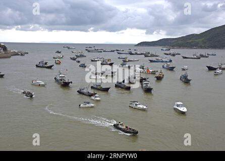 (170912) -- TAIZHOU, 12 settembre 2017 -- i pescherecci si dirigono verso un porto nella città di Jinqing di Taizhou, nella provincia dello Zhejiang nella Cina orientale, 12 settembre 2017. Martedì il Centro meteorologico nazionale cinese (NMC) ha emesso un allarme blu per il tifone Talim, che potrebbe intensificarsi fino a raggiungere un super tifone e probabilmente colpirà la costa sud-orientale cinese giovedì o venerdì. )(wjq) CHINA-ZHEJIANG-TYPHOON TALIM-APPROACH (CN) LiangxMinhui PUBLICATIONxNOTxINxCHN Foto Stock