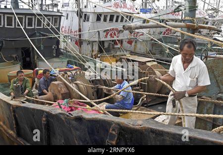 (170912) -- TAIZHOU, 12 settembre 2017 -- i pescatori attraccano le loro barche in un porto nella città di Jinqing di Taizhou, provincia dello Zhejiang nella Cina orientale, 12 settembre 2017. Martedì il Centro meteorologico nazionale cinese (NMC) ha emesso un allarme blu per il tifone Talim, che potrebbe intensificarsi fino a raggiungere un super tifone e probabilmente colpirà la costa sud-orientale cinese giovedì o venerdì. )(wjq) CHINA-ZHEJIANG-TYPHOON TALIM-APPROACH (CN) LiangxMinhui PUBLICATIONxNOTxINxCHN Foto Stock