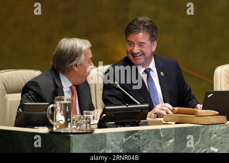 (170912) -- NAZIONI UNITE, 12 settembre 2017 -- Miroslav Lajcak (R), Presidente della 72a sessione dell'Assemblea generale delle Nazioni Unite, colloqui con il Segretario generale delle Nazioni Unite Antonio Guterres dopo l'apertura della 72a sessione dell'Assemblea generale delle Nazioni Unite presso la sede delle Nazioni Unite a New York, 12 settembre 2017. Miroslav Lajcak martedì ha dichiarato l'apertura della sessione 72 dell'organo decisionale delle Nazioni Unite. ) ASSEMBLEA GENERALE DELLE NAZIONI UNITE-72A SESSIONE-APERTA LIXMUZI PUBLICATIONXNOTXINXCHN Foto Stock