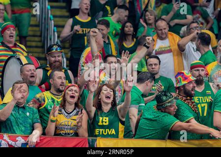 I tifosi lituani hanno assistito al secondo turno della Coppa del mondo di pallacanestro FIBA 2023 tra Lituania e Grecia al Mall of Asia Arena-Manila. Punteggio finale; Lituania 92:67 Grecia. Foto Stock